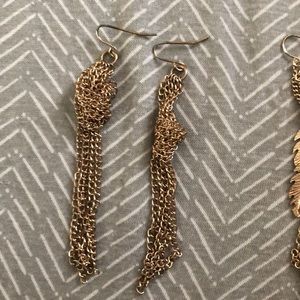 2 pairs of gold dangling earrings